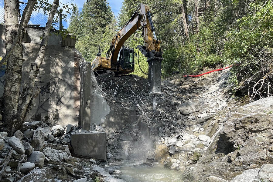 BX Creek Dam Removal BX Creek Dam during removal