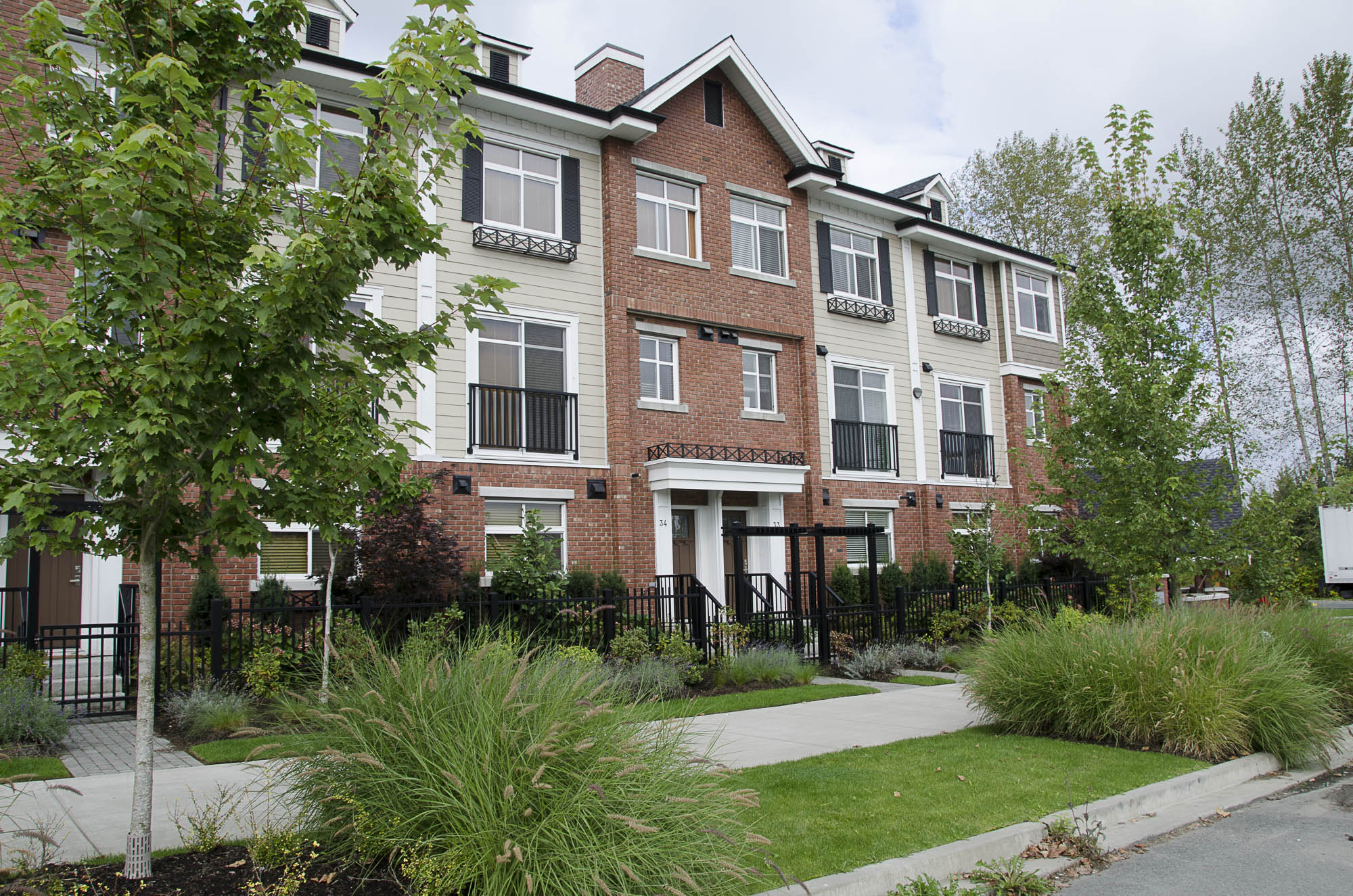 Modern multi-family townhouse development Modern multi-family townhouse development featuring landscaped public realm, pedestrian walkways, and street-oriented homes.